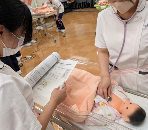 母性看護援助論Ⅱ 演習風景 | 看護学科のお知らせ | 帝京科学大学