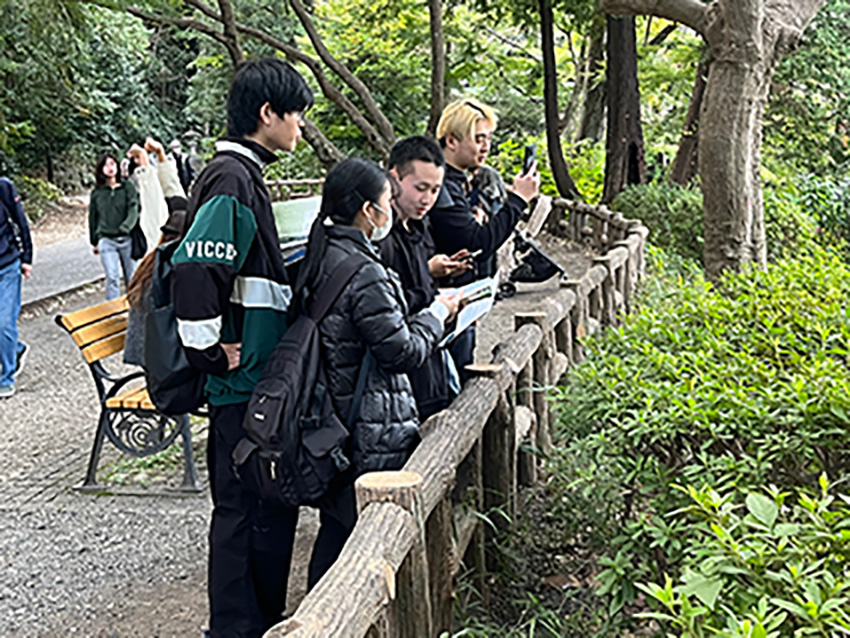観察する学生たち