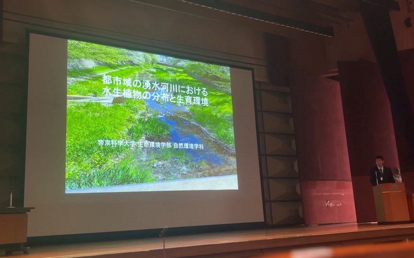 口頭発表する学生