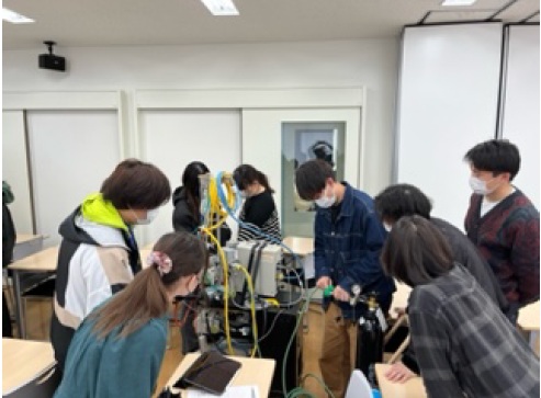 人工肺装置（ECMO)を用いた実習風景