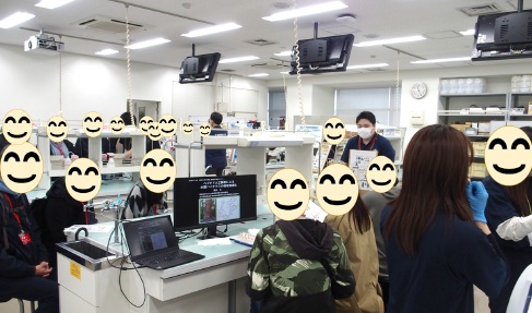 生命科学科ブースでは皆さんの様々な疑問に答えます！(写真は千住キャンパス)