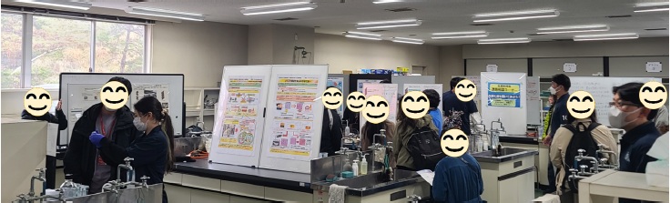 こちらは東京西キャンパス専用ブース！奥の方では在学生が高校生の質問に答えていますね！