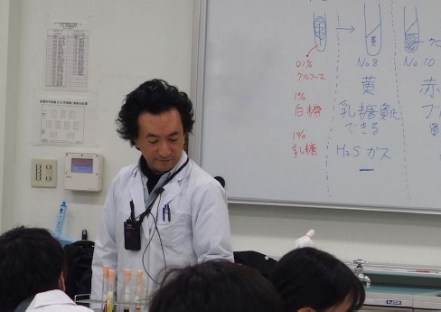 上野先生から今日の実習内容についての説明を受けています。
