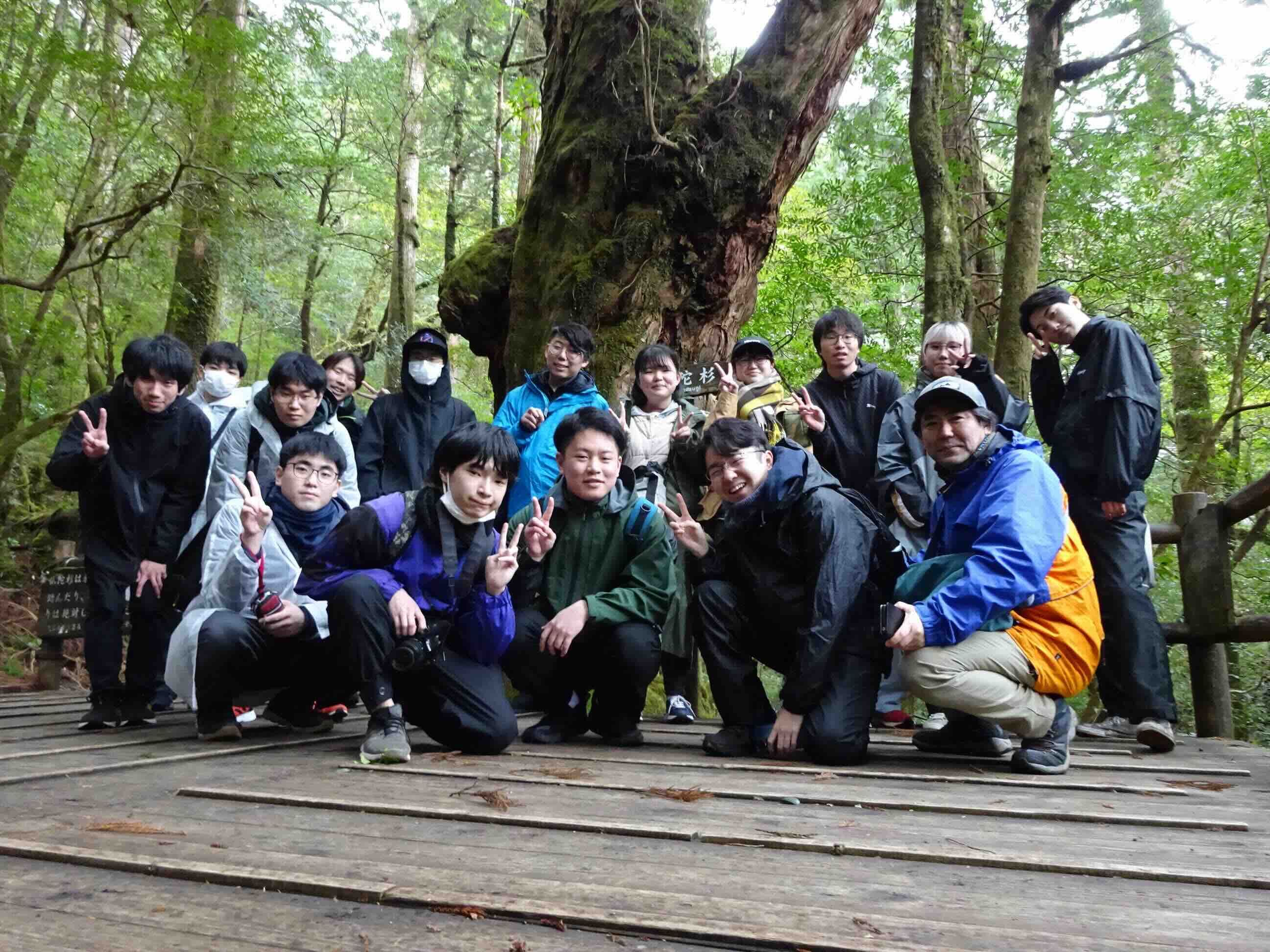 屋久杉前での集合写真